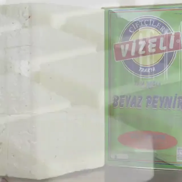 Serin depoda raflara dizilmiş olgunlaşmakta olan peynir blokları.